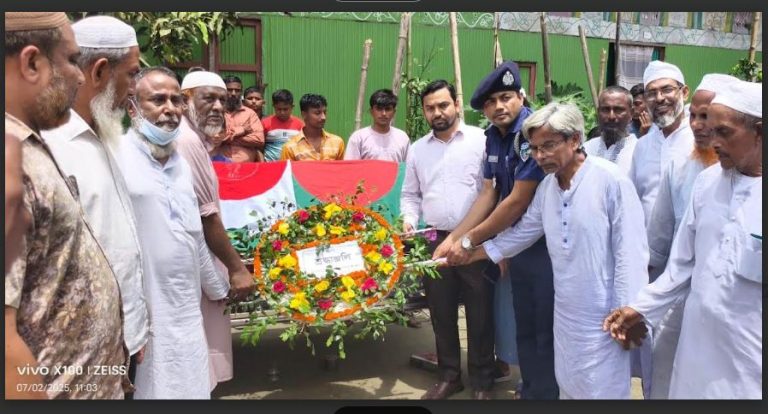 বীর মুক্তিযোদ্ধা আলফু ফকিরকে রাষ্ট্রীয় মর্যাদায় দাফন