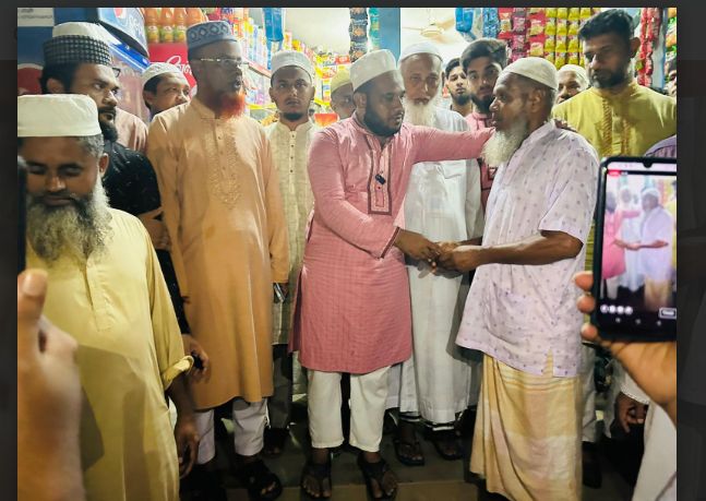 আগুনে পুড়ে দোকান ক্ষতিগ্রস্থ ব্যবসায়ীদের পাশে জামায়াতে ইসলামীর অর্থ বিতরণ