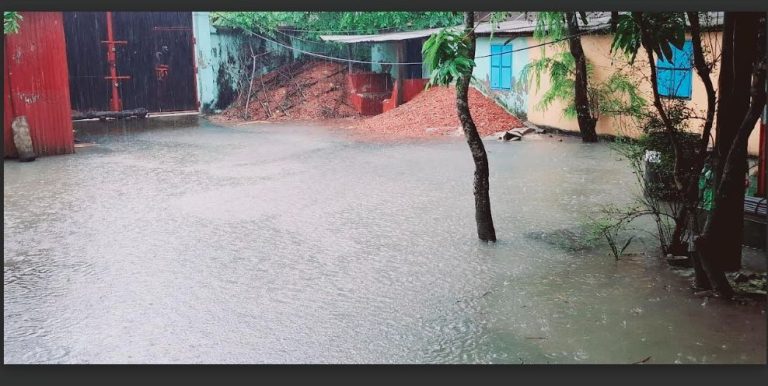 মুষলধারে বৃষ্টিতে ডুবল নোয়াখালী, জলাবদ্ধতায় দুর্ভোগ চরমে